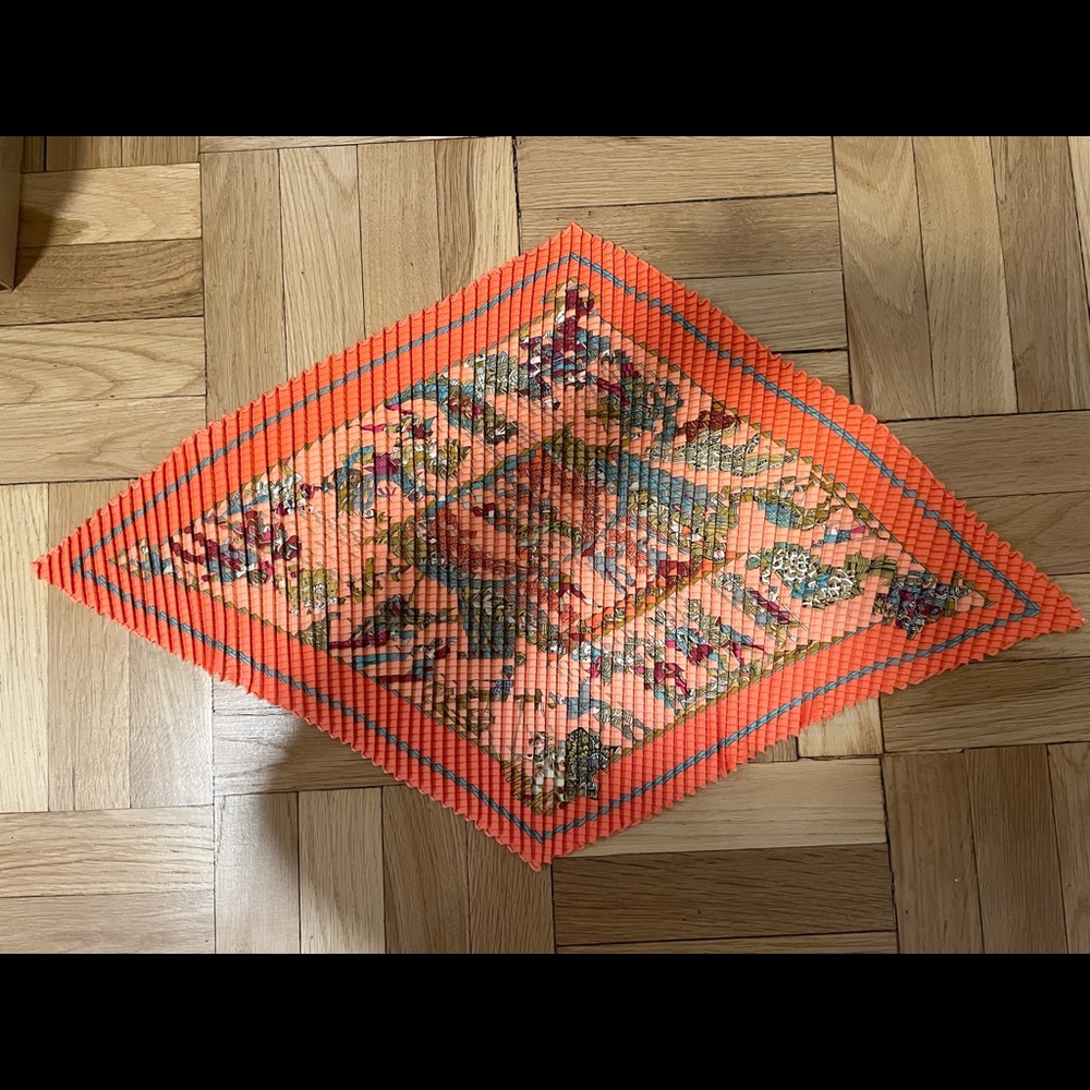 HERMES silk plissè scarf